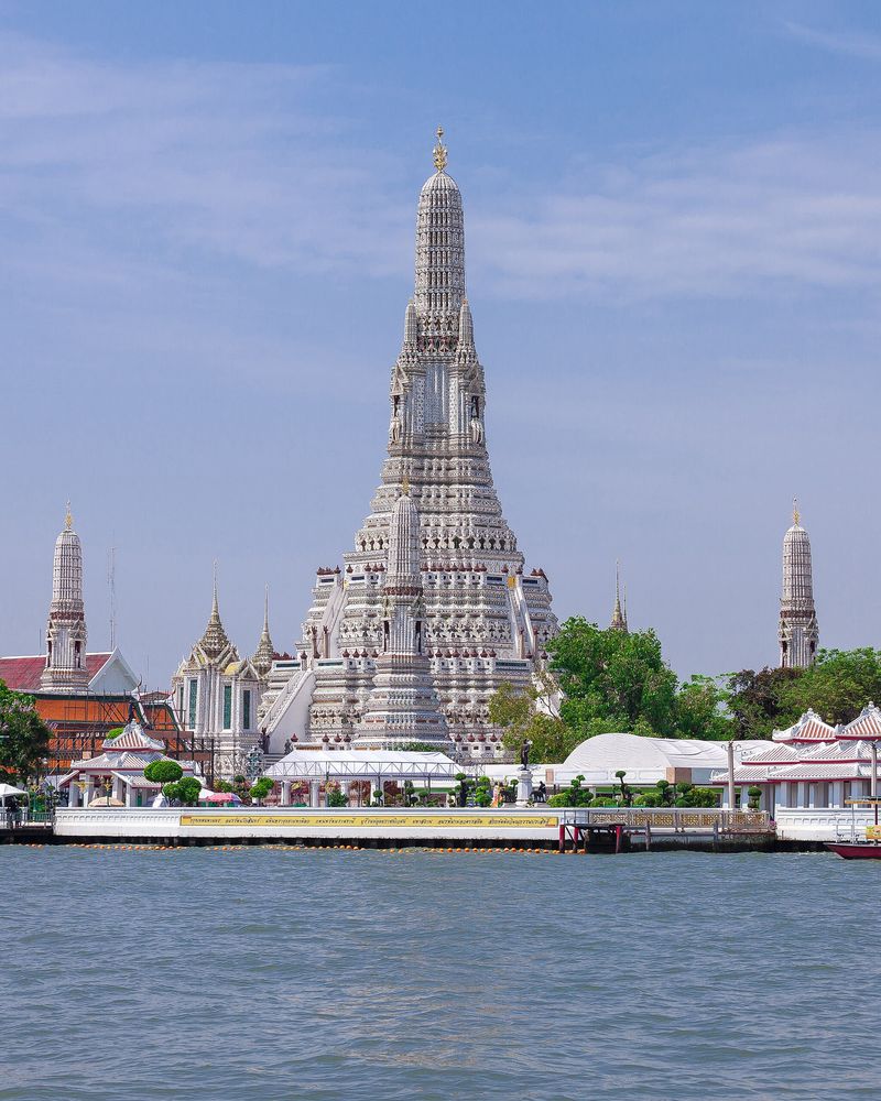 Chao Phraya Nehri kıyısında Wat Arun, Bangkok