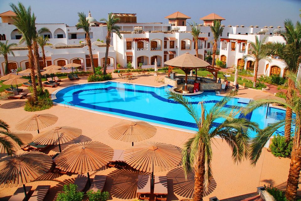 Coral Hills Resort Sharm El-Sheikh havuzu ve otel binaları