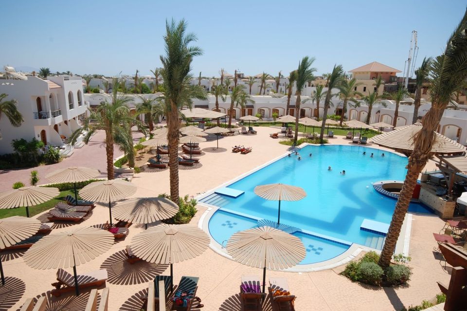 Coral Hills Resort Sharm El-Sheikh havuz alanı ve güneşlenme terası