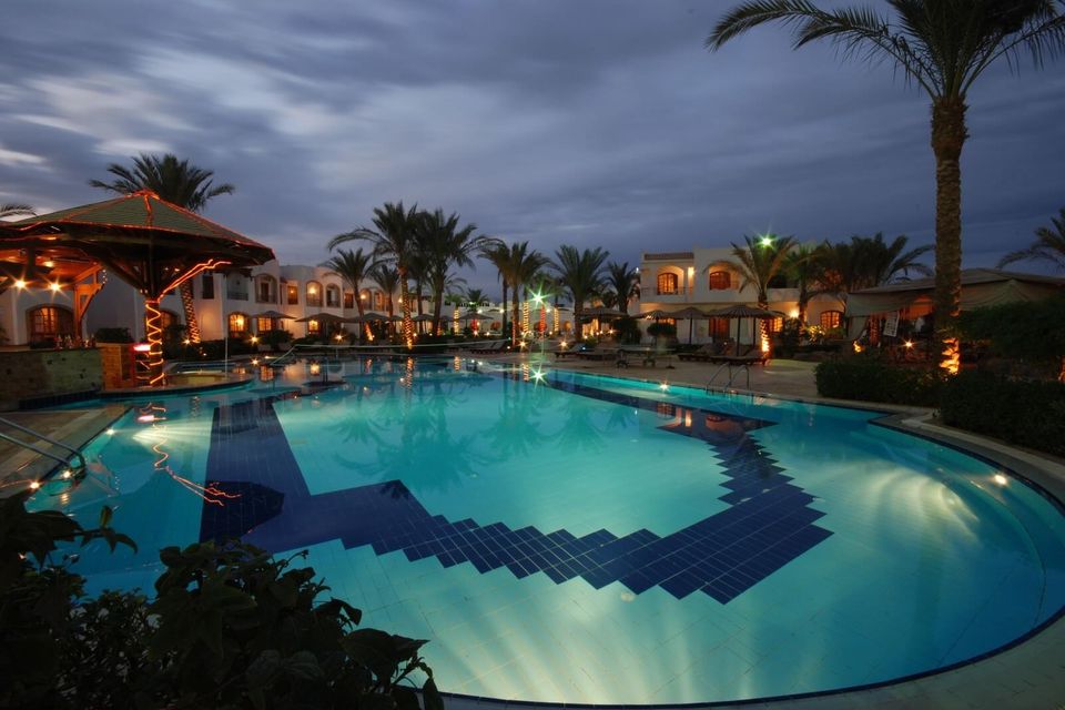 Coral Hills Resort Sharm El-Sheikh havuzunun akşam görünümü