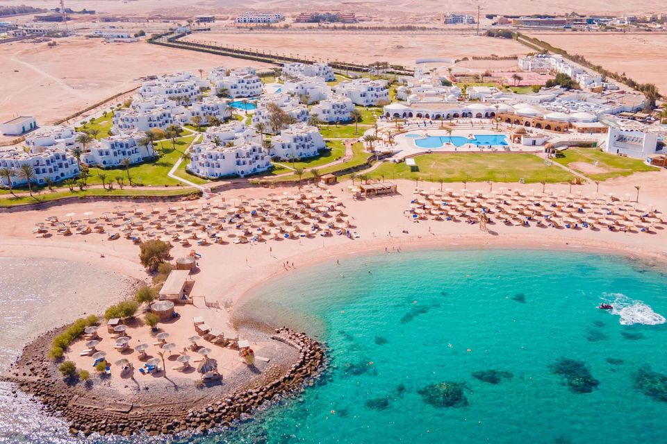 Mercure Hurghada Hotel ve lagün plajının havadan görünümü