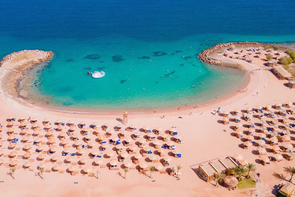 Mercure Hurghada Hotel'in Kızıldeniz kıyısındaki koyu ve plajı