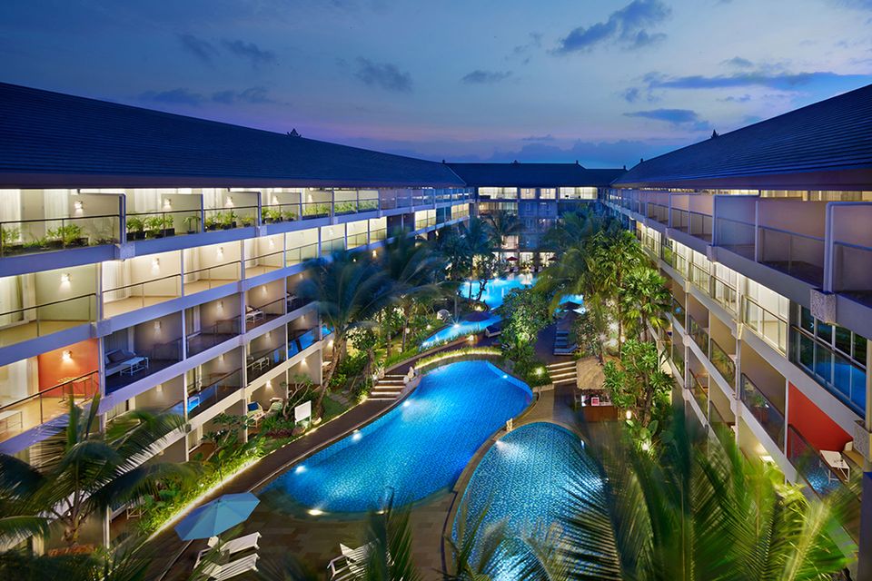 Ramada Encore by Wyndham Seminyak Bali'nin bloklar arasındaki havuzu, akşam
