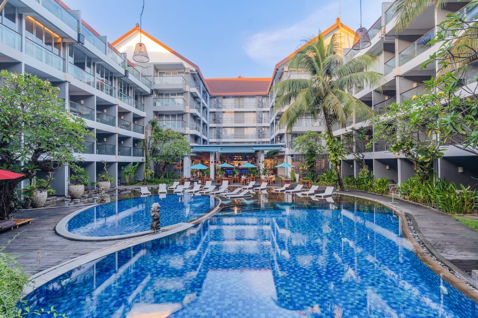 Ramada Encore by Wyndham Seminyak Bali havuzu ve otel binası