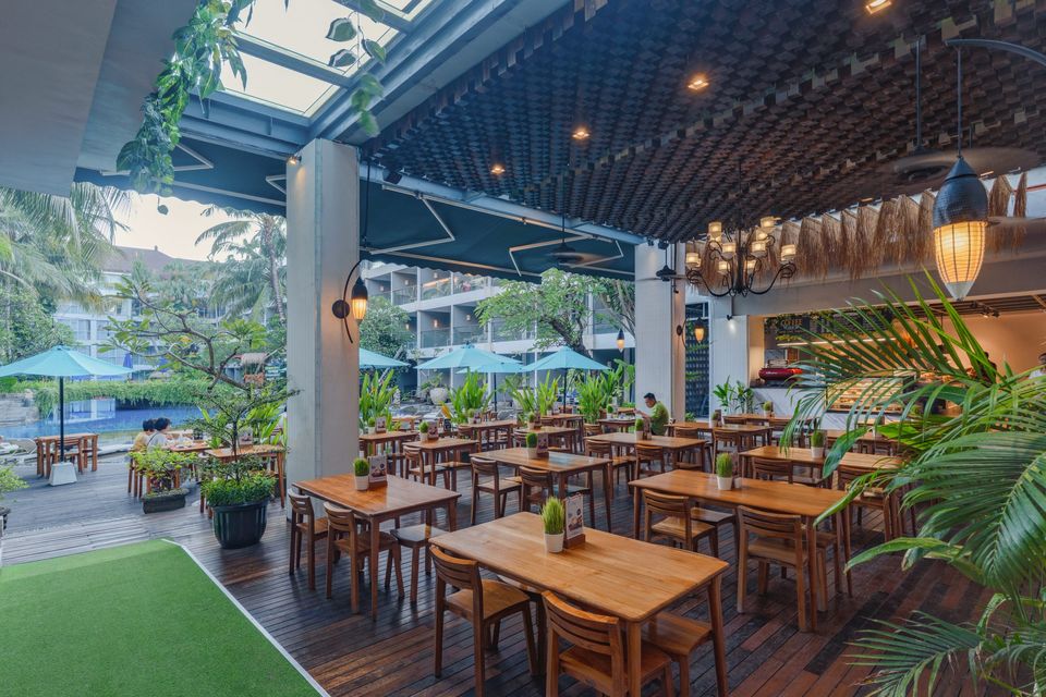 Ramada Encore by Wyndham Seminyak Bali'nin havuza bakan açık restoranı