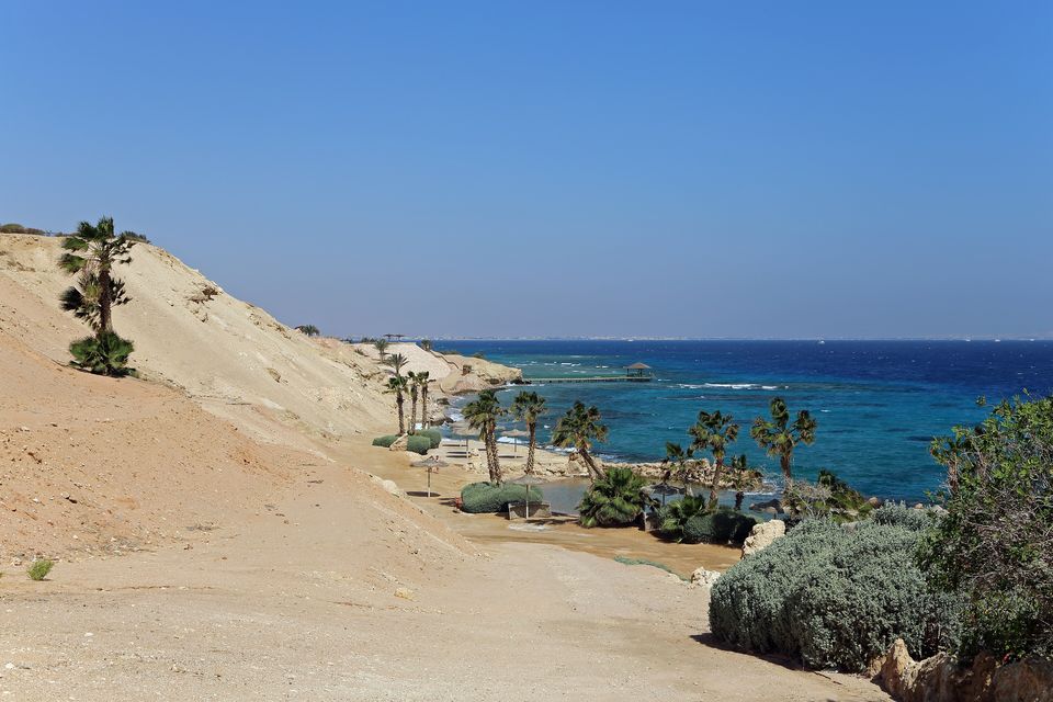 Sahl Hasheesh'te Kızıldeniz kıyısı, uzakta Hurgada