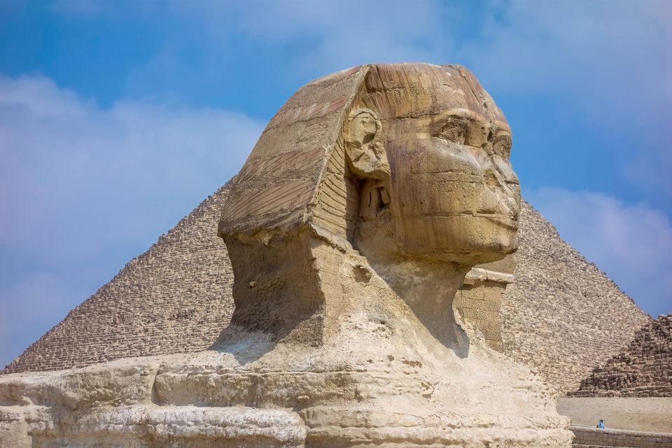 Büyük Sfenks ve arkasında Kefren Piramidi, Giza, Kahire