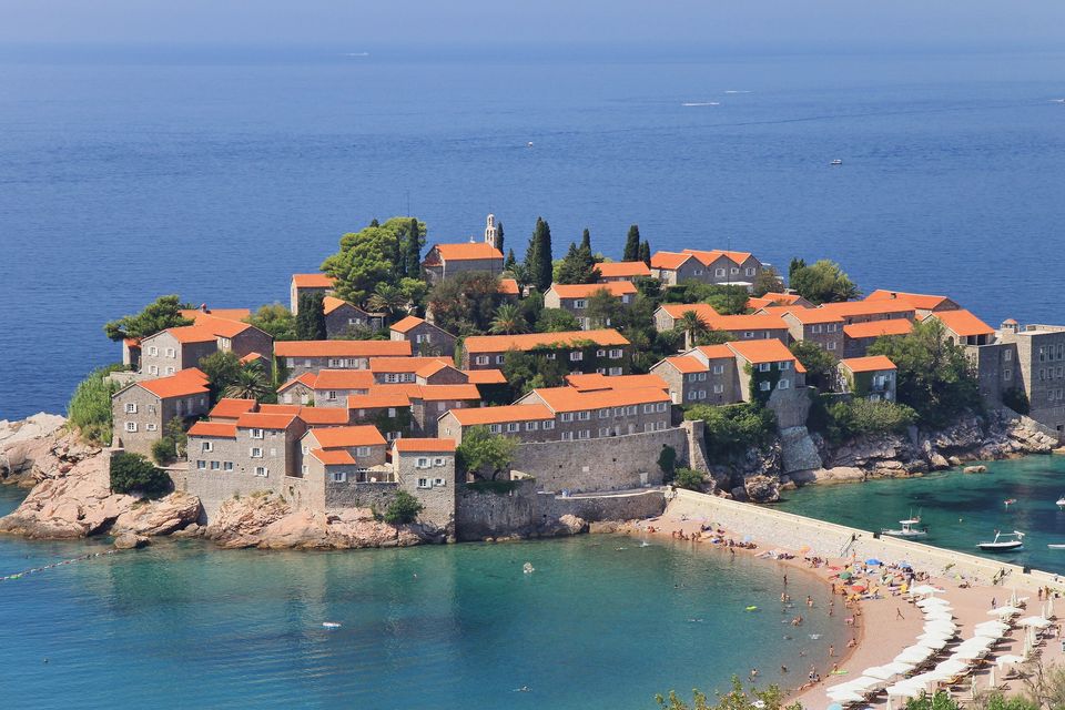 Adriyatik kıyısında Sveti Stefan adacığı, Karadağ