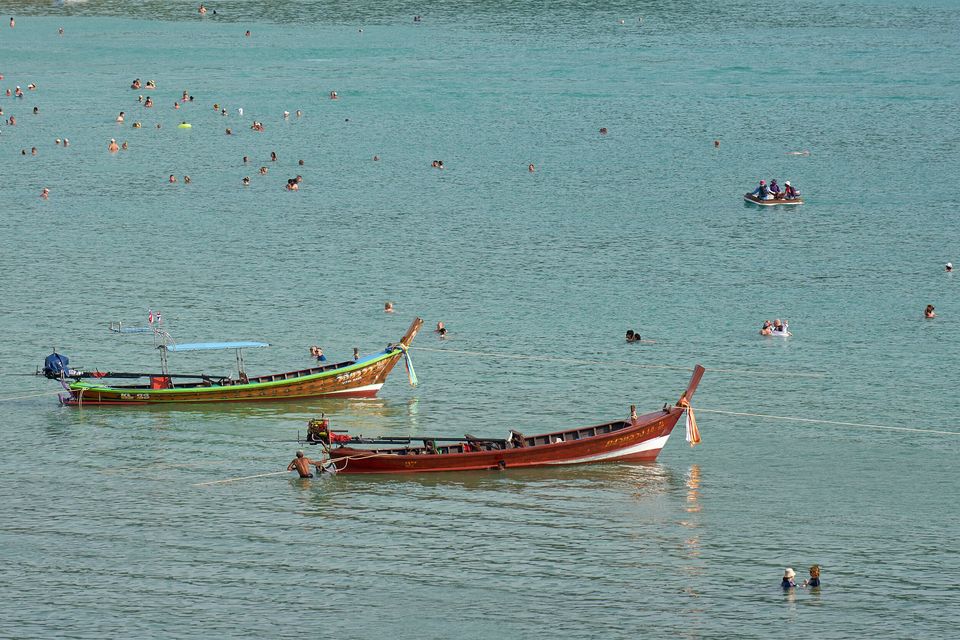 Kata Plajı'nda uzun kuyruklu tekneler, Phuket