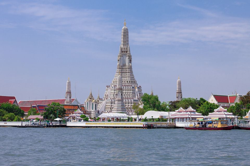 Chao Phraya Nehri kıyısında Wat Arun, Bangkok