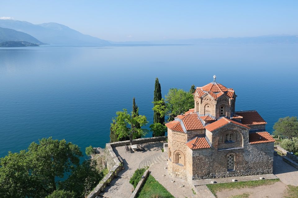 Ohrid Gölü kıyısında Kaneo Aziz Yovan Kilisesi, Kuzey Makedonya